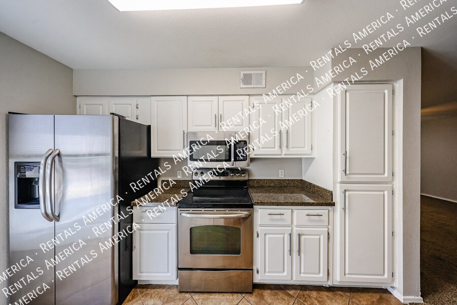 Building Photo - 2025 E Campbell Ave