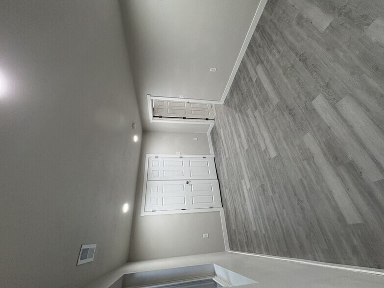 Building Photo - 692 W 500 S