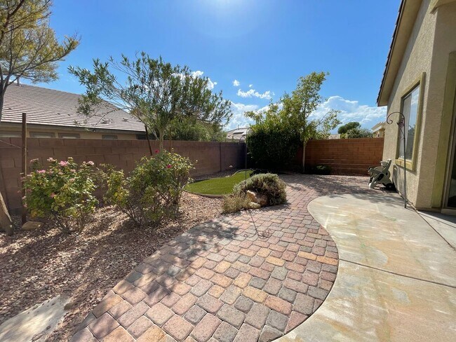Building Photo - Beautiful Single Story Home in Gated Commu...