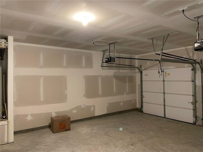 Building Photo - 31 Pineview Dr