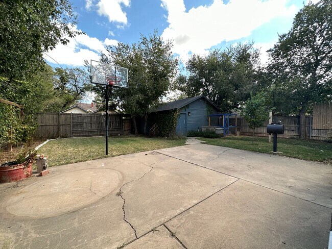 Building Photo - Charming 2bedroom could use one of the roo...