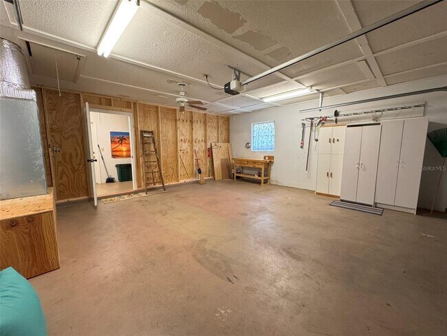 Building Photo - 1050 Bloomfield Dr