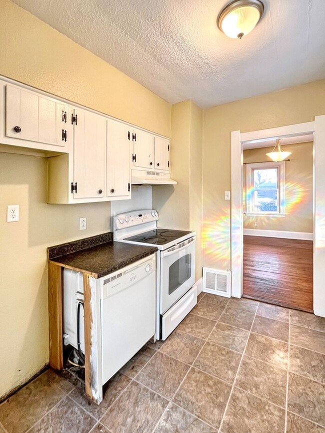 Building Photo - Charming 3-Bedroom Home / Pet-Friendly / V...