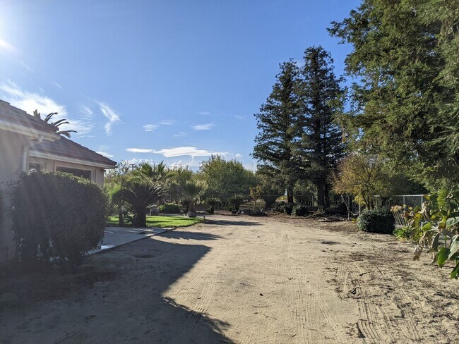 Building Photo - Large custom rural home offering wonderful...