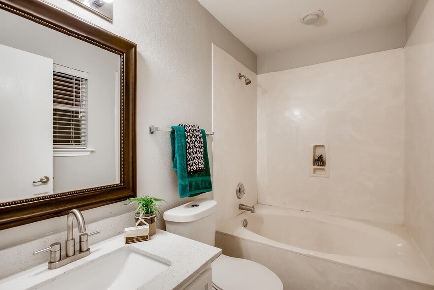Main Bath - 1628 Coriander Dr