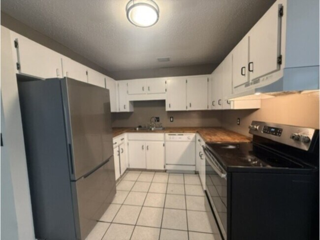 Building Photo - Large 4 Bedroom with Family Room, Fireplace, &amp; Screen Porch!