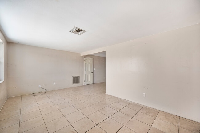 Building Photo - 4719 Blossom Dr