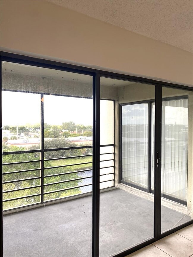 Building Photo - 2322 S Cypress Bend Dr