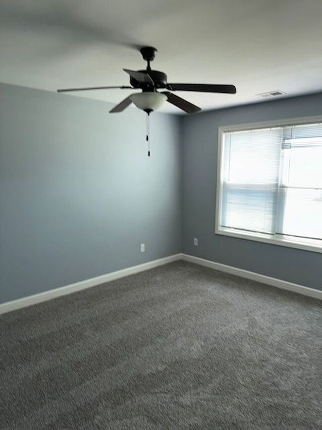 Building Photo - Beautiful Three Bedroom, Two Bathroom Sing...