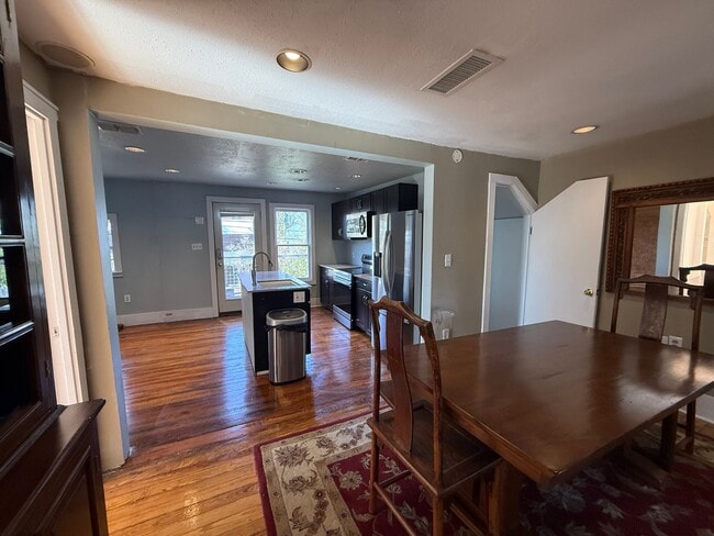 Building Photo - 1822 W 35th St