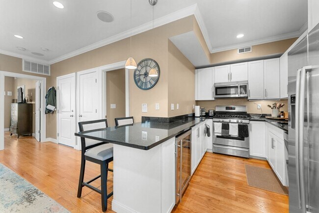 Building Photo - 619 E 3rd St