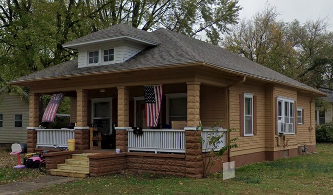 Building Photo - Charming 3BR Home with Spacious Front Porch – Only $875/mo!