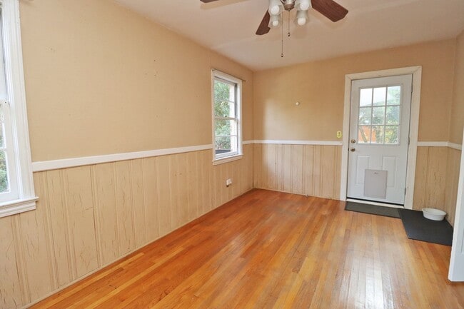 Building Photo - Updated 3 bedroom 2.5 bath home in Sherwood Forest