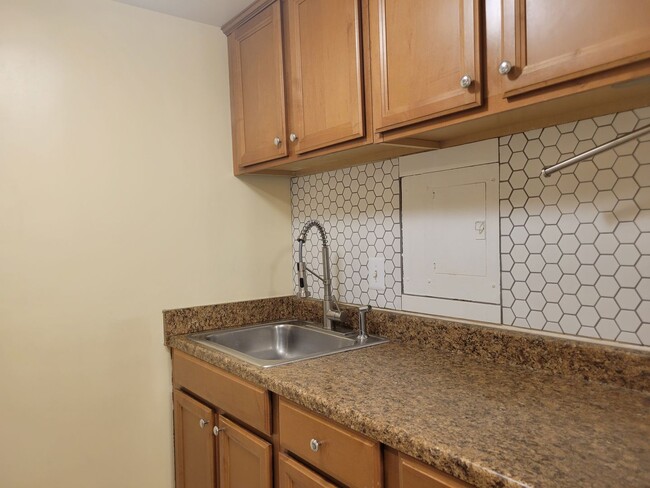 Building Photo - Lovely Studio Condo Unit in Rockville!