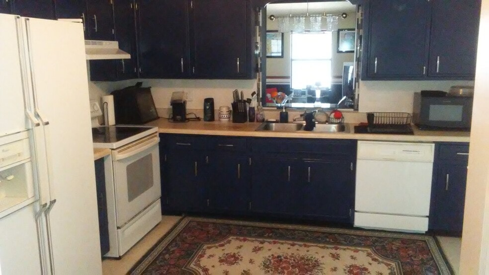 Kitchen with view of family room - 2620 Moody Ave