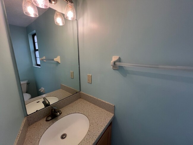 Building Photo - Beautiful 3 bed 2.5 bath townhome