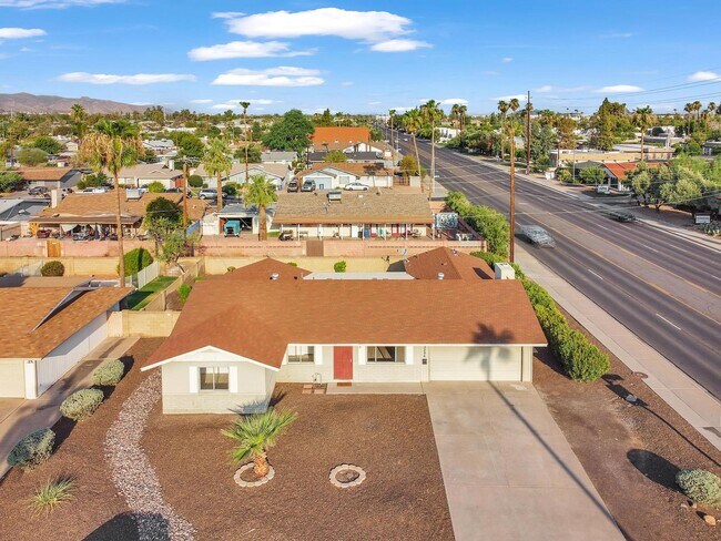 Building Photo - ASU 5 BEDROOM/ 2 BATH WITH POOL!!