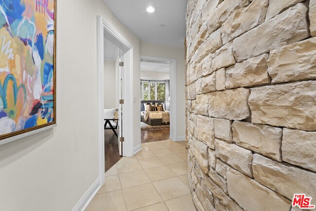 Building Photo - 4848 Wilshire Blvd