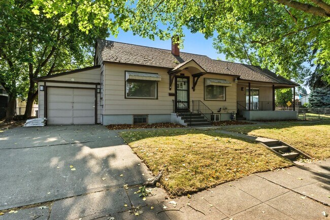 Building Photo - Spacious 4 Bed, 3 Bath Corner Lot Home!