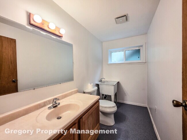 Building Photo - !! $3500 for 18 month lease !!  Private La...