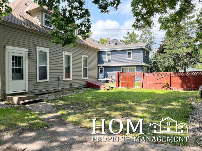 Building Photo - 229 Center St