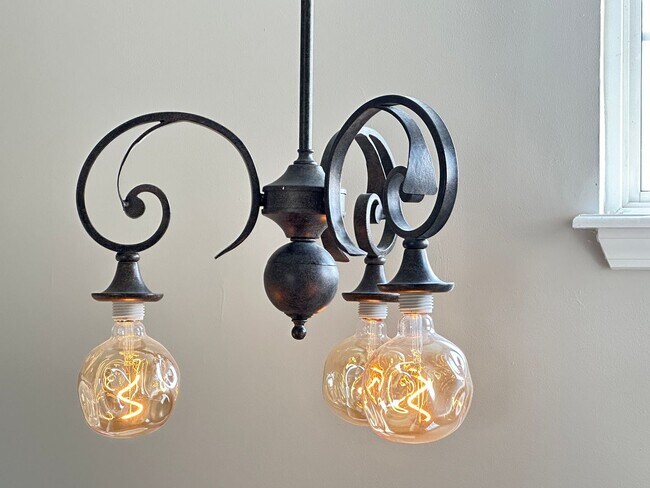 Building Photo - Beautiful 3 BR, 2.5 Bath House in Georgetown! Open Layout, Fenced Backyard, Attached Garage