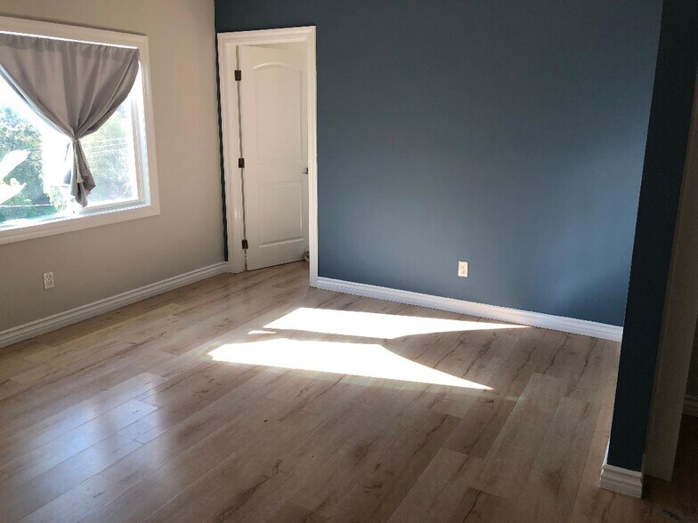 Building Photo - 1866 N Ave 56