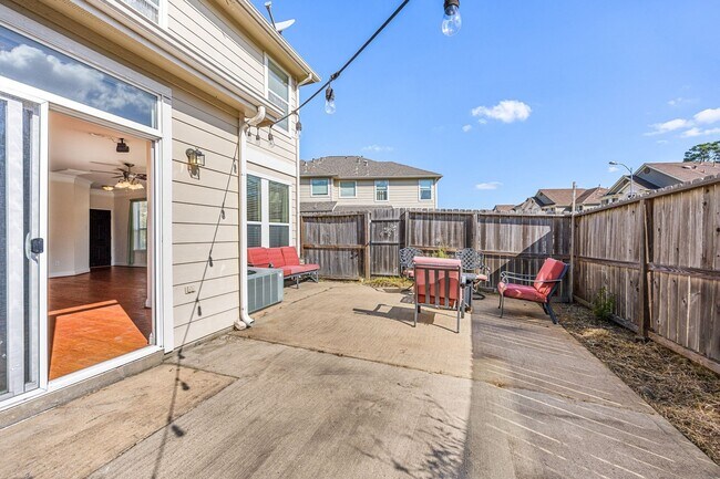 Building Photo - 16030 Summerville Lake Dr