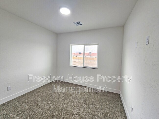 Building Photo - 1340 Arrowhead St