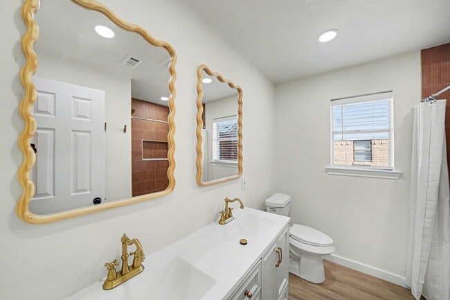 Building Photo - 3204 Lynbrook Dr