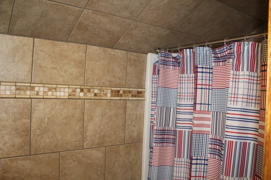 Stall shower - 237 Lake Shore Dr S