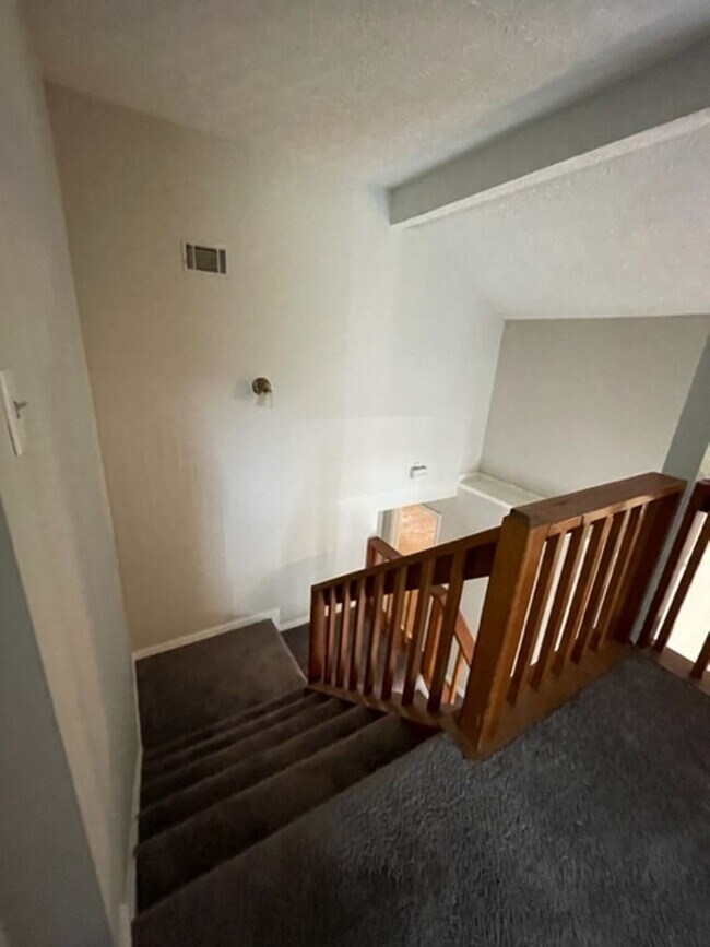 Building Photo - 3 Bedroom Home Available !