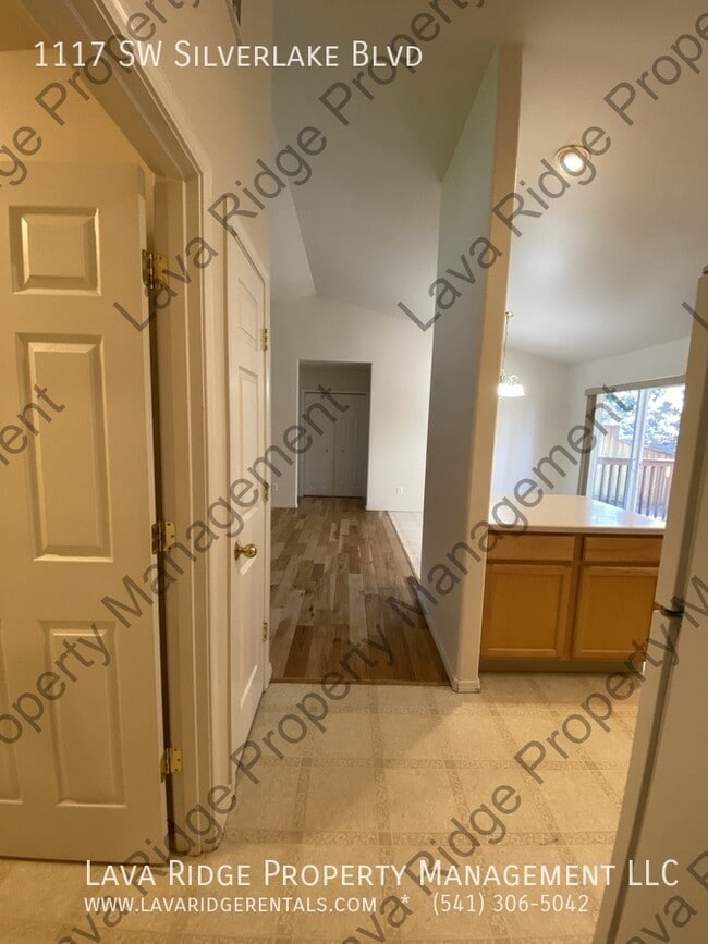 Building Photo - 1117 SW Silver Lake Blvd