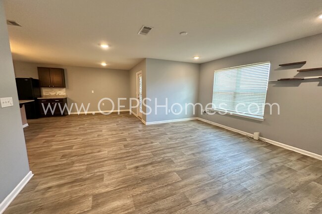 Building Photo - AVAILABLE NOW IN REDSTONE COMMONS