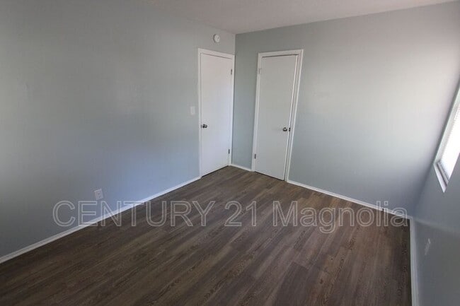 Building Photo - 2071 Fernwood Cir