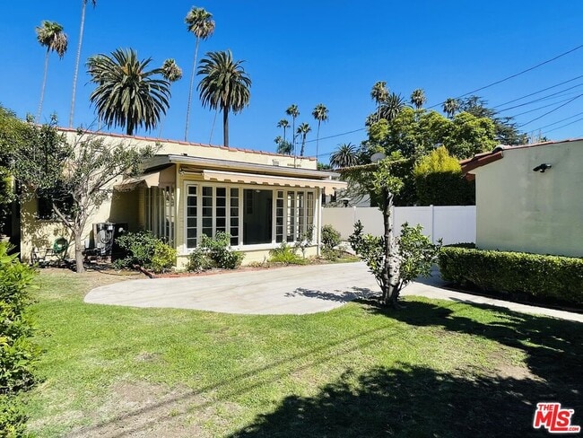 Building Photo - 203 N Doheny Dr