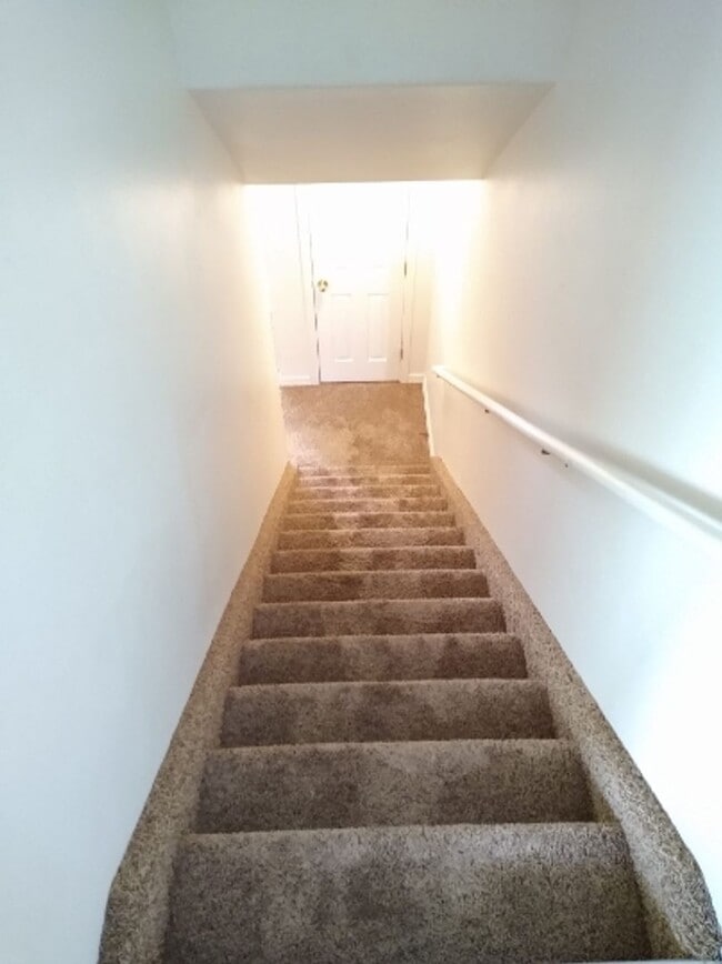 Building Photo - Cozy Student Housing! Private Rooms Available with Private Bathroom!