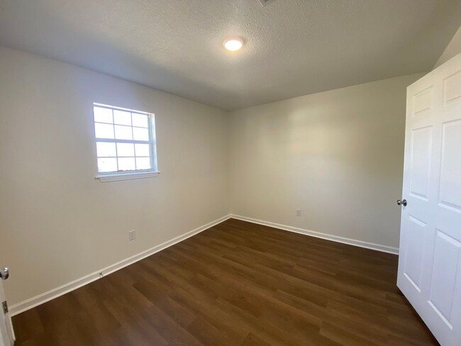 Building Photo - 3901 Lindbergh Dr