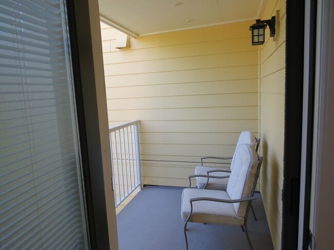 Building Photo - Redmond Downtown Charming 530 sf Studio $ 1695.00 includes parking