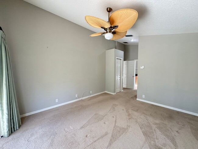 Building Photo - 4 Bedroom 2 Bathroom + Den - Large Garage and  Heated  Pool!