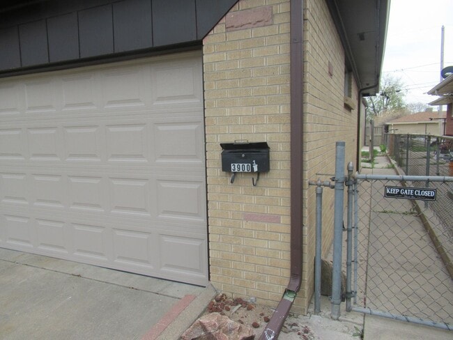 Building Photo - Spacious 3 bed/1 bath basement unit available now!