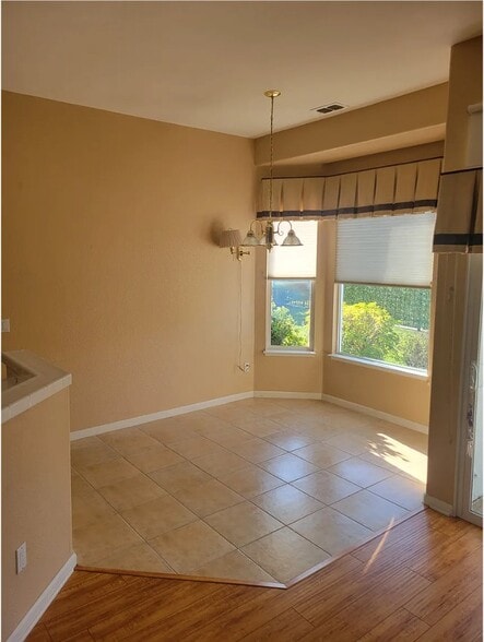 Building Photo - 723 Deerfield Way