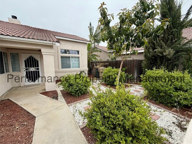 Building Photo - Cute 3 Bed/2 Bath SW Bakersfield Home w/ RBP & $0 Deposit Option