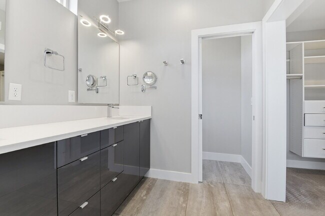 Building Photo - $5,640.95, $300 off the first month's rent, 4 Beds - 5 Bath, Townhouse in Denver with Office!