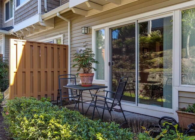 Building Photo - Gorgeous Murrayhill Town Home in a communi...