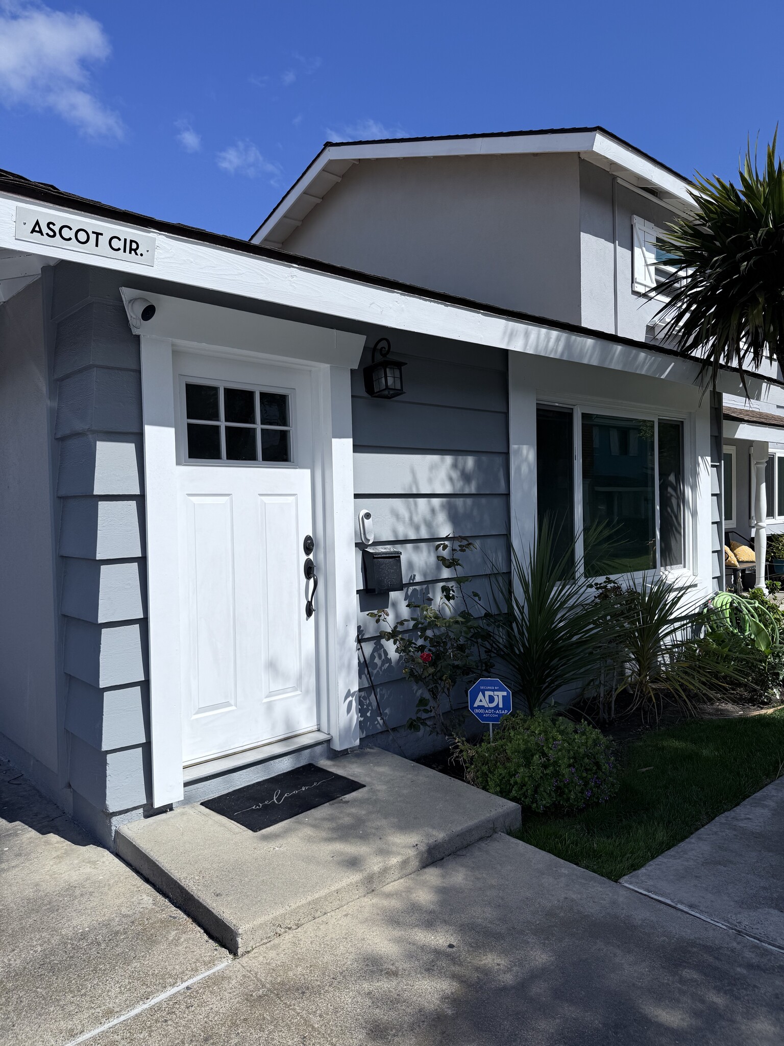 Coastal style on the front - 10152 Ascot Cir
