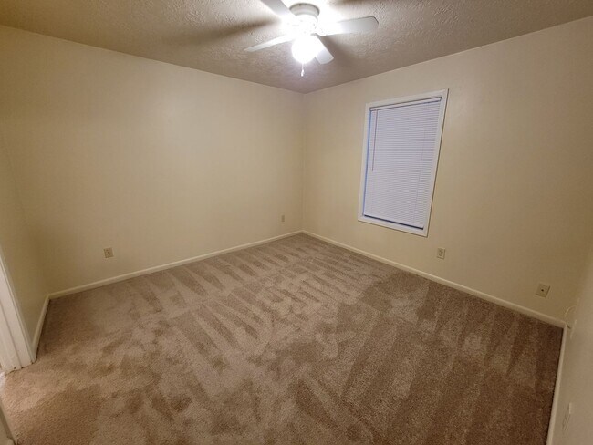Building Photo - College Station - 2 bedroom - 1.5 Bath dow...