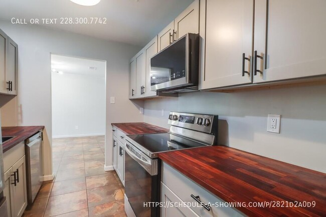 Building Photo - 647 Ridge Dr