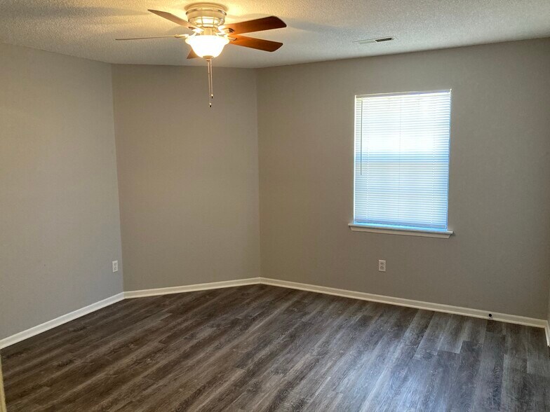 Building Photo - 2107 Highridge Dr