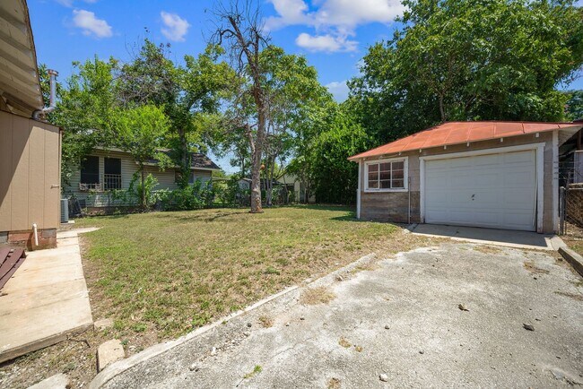 Building Photo - 2 Bedrooms and 1 Bathroom located in Denver Heights Subdivision